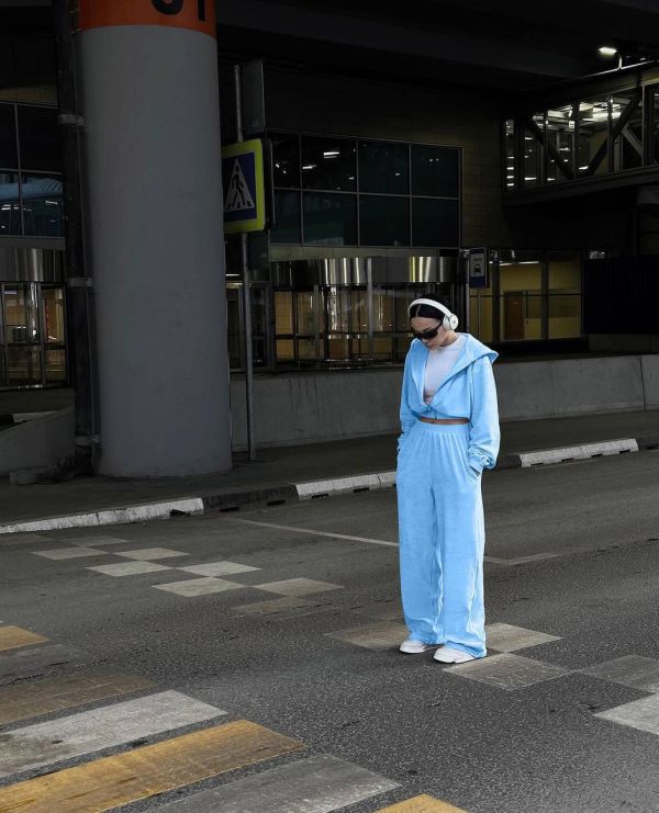 Костюм спортивний велюровий блакитного кольору