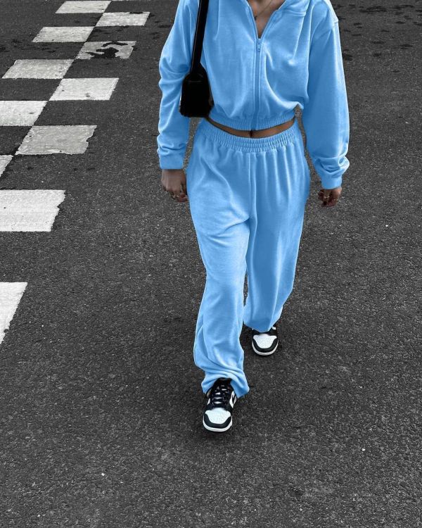 Костюм спортивний велюровий блакитного кольору