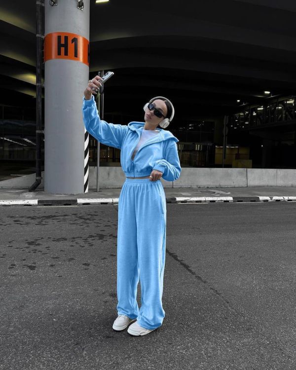 Костюм спортивний велюровий блакитного кольору