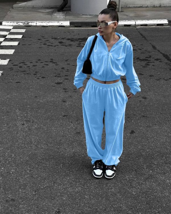 Костюм спортивний велюровий блакитного кольору